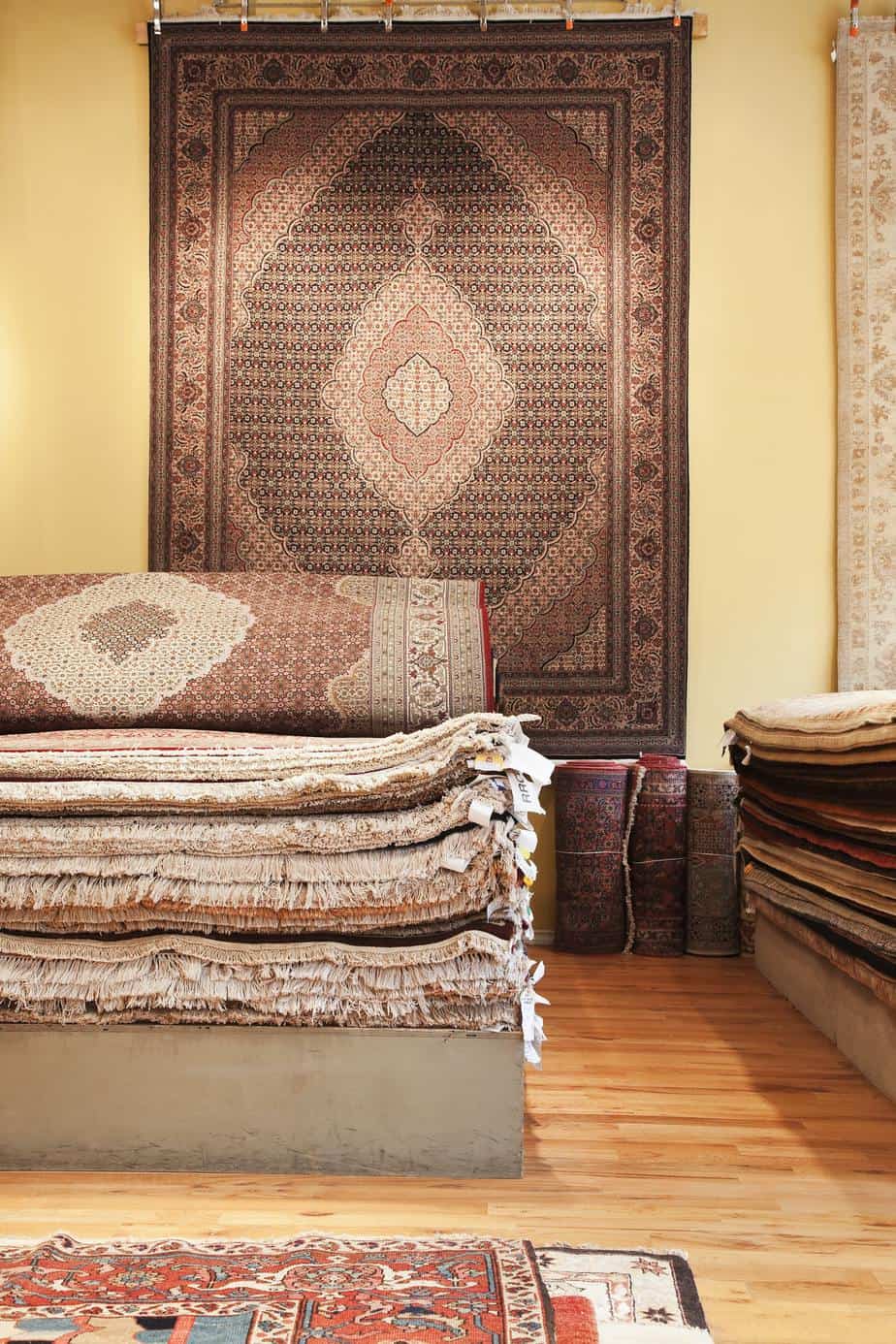 Mattor upphängda i butik och showroom i Göteborg